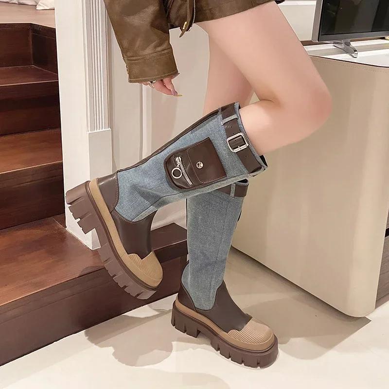 Wadenhohe Denim-Stiefel Damen Herbst Retro Klobige Plateau Lange Stiefel Frau Slipper Dicke Absätze Cargo-Stiefel Taschen-Dekor