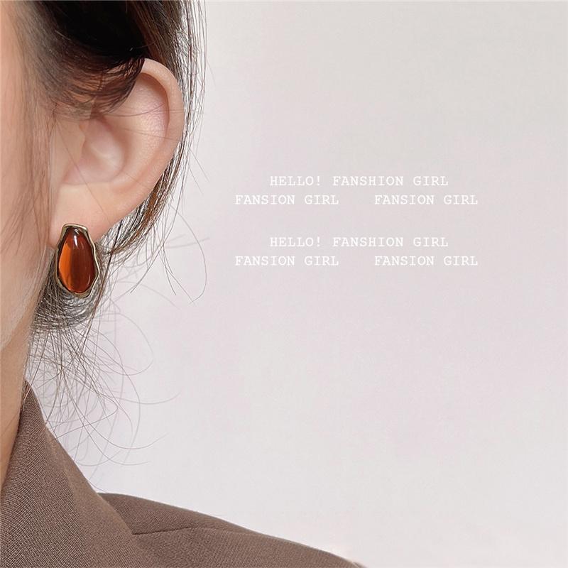 Vintage Temperament Asymmetric Brown Resin Stud Earrings For Women Female Gift Fine Fashion Jewelry Accessories