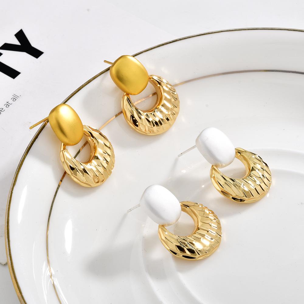 European Fashion Two-Tone Textured Metal Drop Earrings Crushed Ice Pattern Geometric Stud Earrings for Women