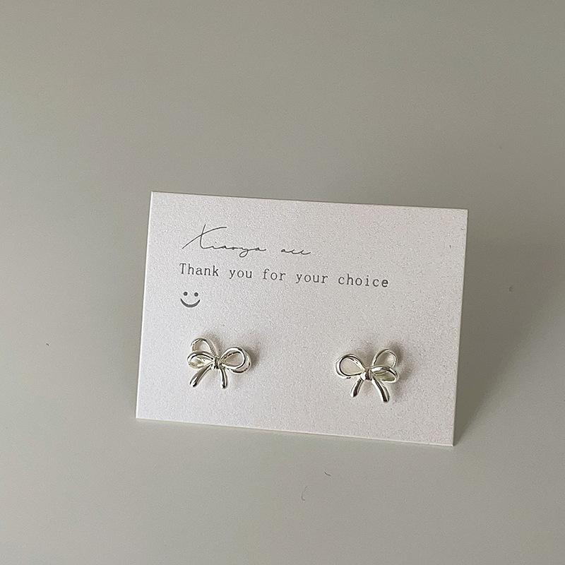 

Мини-компактные матовые металлические серьги-гвоздики в форме банта, женский дизайн, изысканные модные универсальные серьги