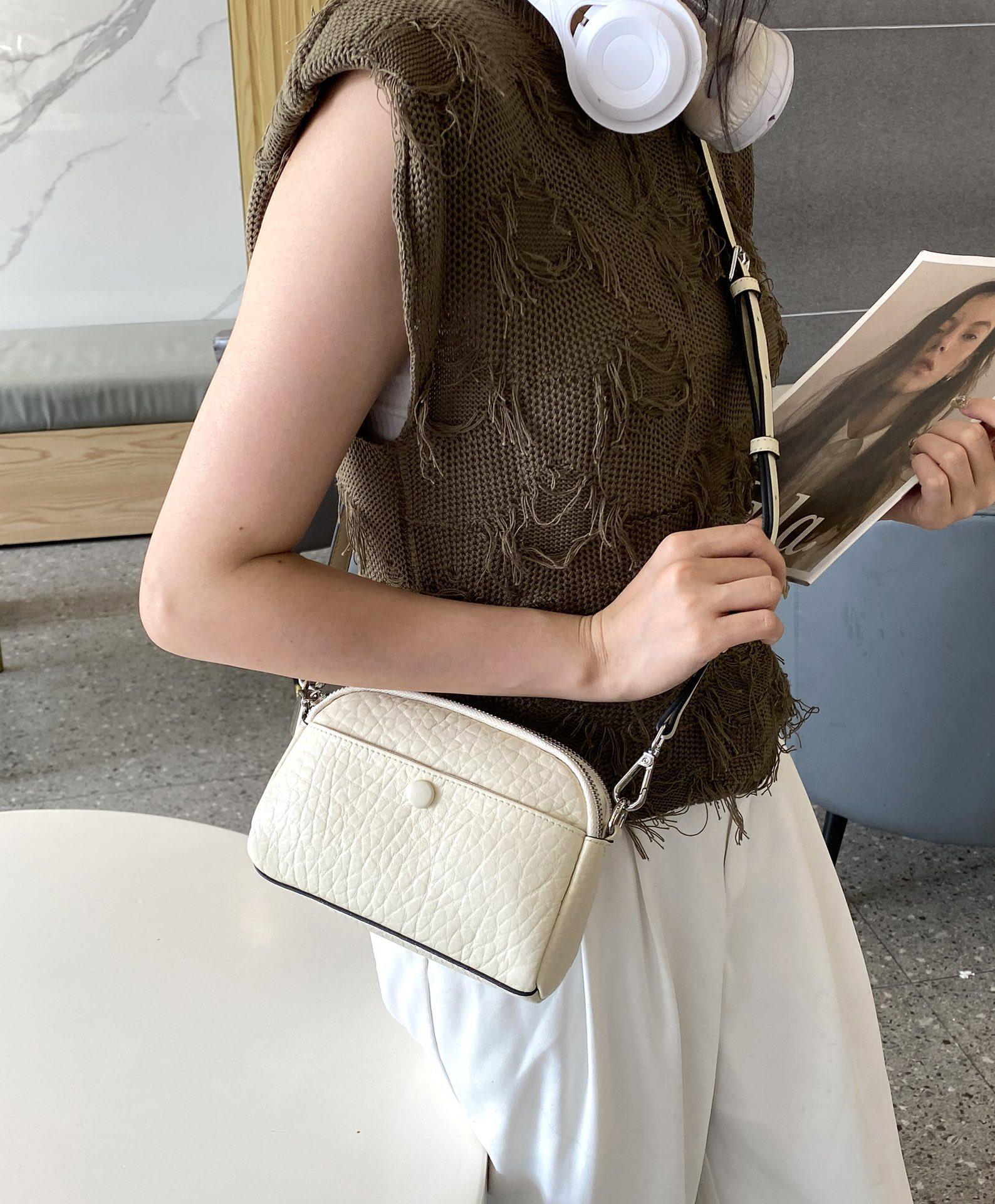 

Маленькая квадратная сумка из натуральной коровьей кожи 2025 года — модная, универсальная и удобная женская сумка-мессенджер