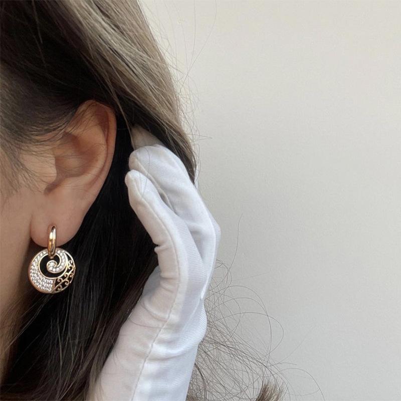 Boucles d'oreilles rétro européennes et américaines en or rose texturé français, incrustées de diamants, nouvelles boucles d'oreilles personnalisées et à la mode pour femmes