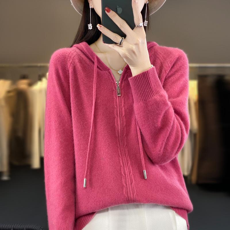 Dámský vlněný svetr podzim 2025 - Jednobarevný, na zip, s kapucí, přiléhavý pletený oděv.