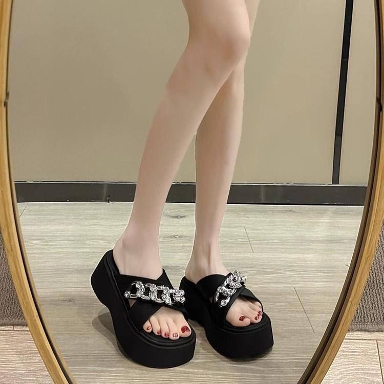 Strass tofflor med ett ord för damers sommarbruk 2025 nya små man höjdökning tjock sula mode strand coola tofflor för kvinnor