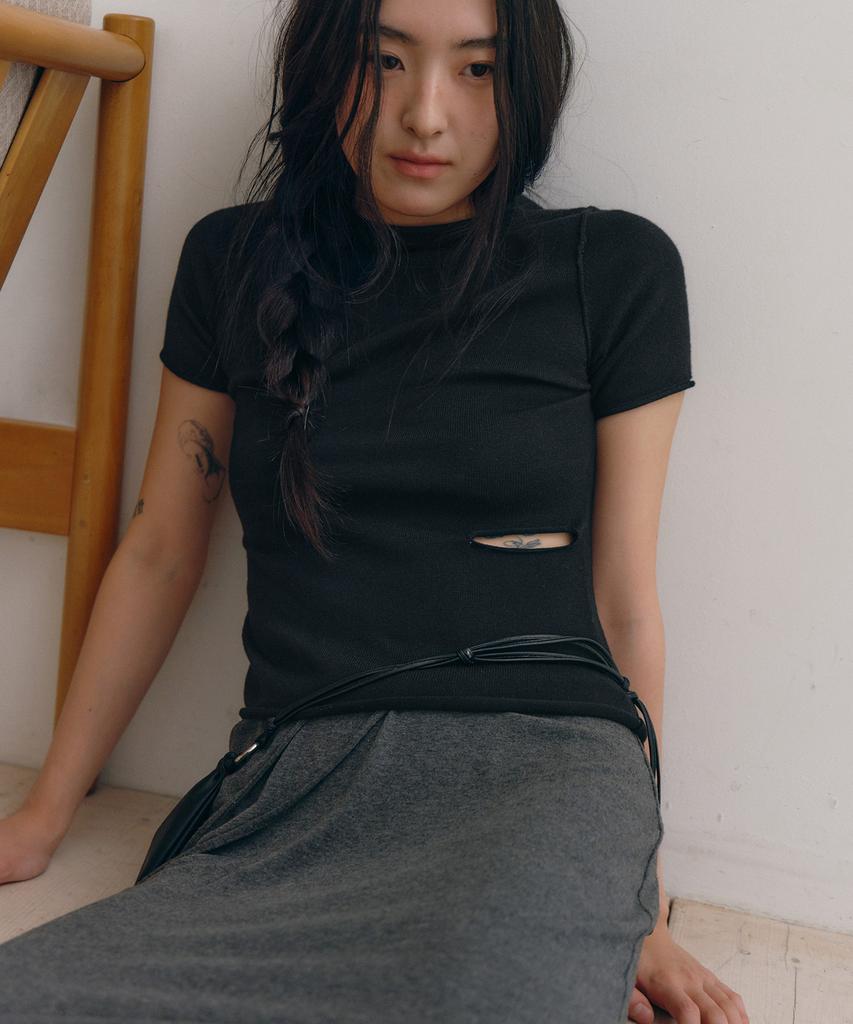 Loutaideu Slit Turtleneck Knit [Black]