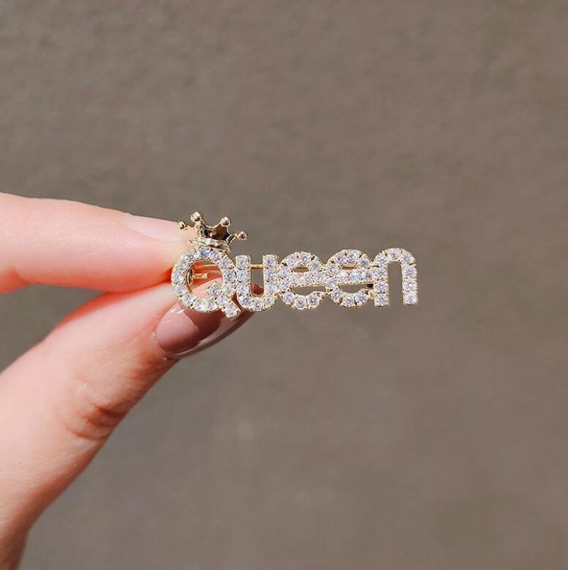 Cute Rhinestone Queen Brooches for Women Crown Letters CZ Crystal Party Label Pins Trendy Buckle Jewelry Gifts