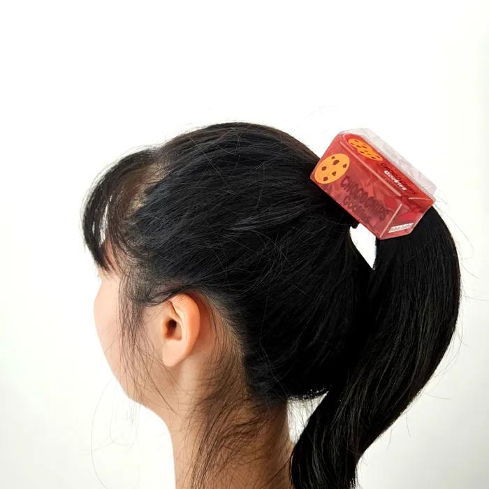 Kitsch mood hair clip, chocolate chip cookie claw