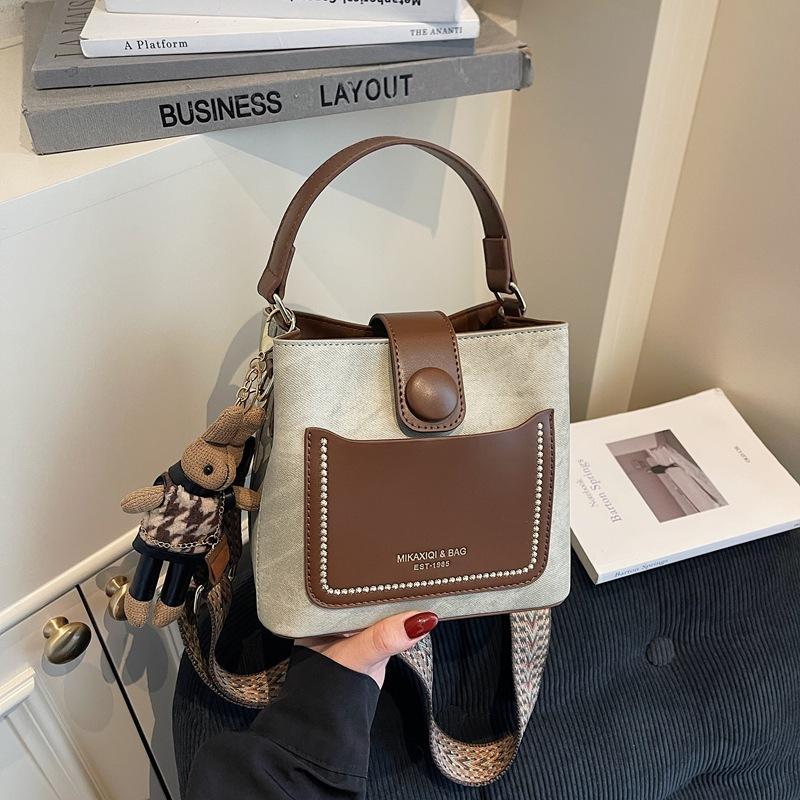 Retro high-end bag women's 2025 super fire Korean version fashion shoulder messenger bag niche design portable bucket bag