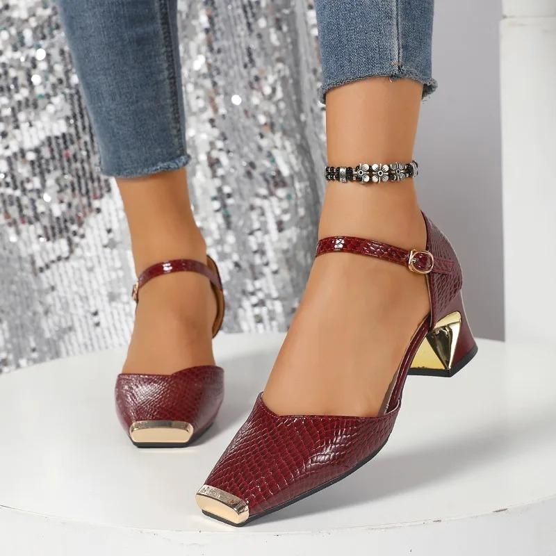 Metall Quadratische Zehen Dicke Absätze Geschlossene Zehen Sandalen für Damen Zum Tragen als Oberbekleidung 2026 Sommer Neuer Stil Flacher Mund Einzelne Schuhe