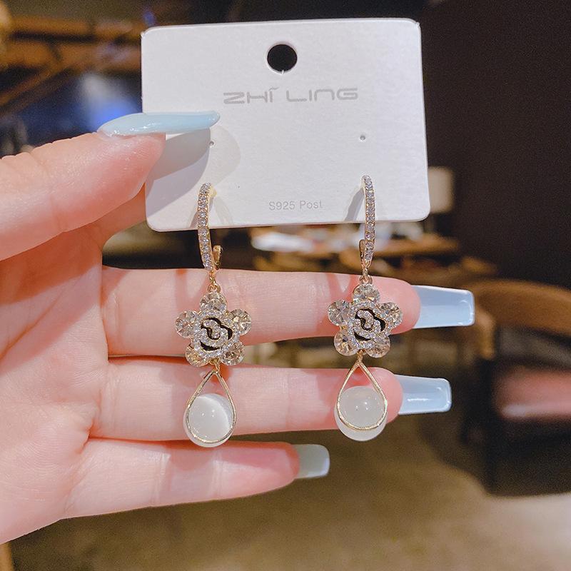 Retro light luxury pearl flower fashion earrings femininity high sense atmosphere stud earrings versatile personality earrings