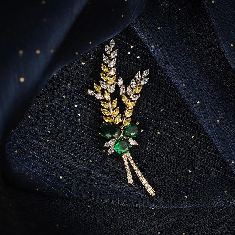 Bo Xin Yun Luxury Wheat Ear Brooch with Emerald Zirconia - Elegant Suit Coat Accessory & Gift Pin