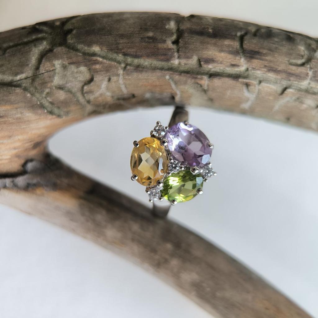 Серебряное кольцо с натуральным аметистом 3.306ct, цитрином, хризолітом, вес изделия 3,18 гр (2193272)