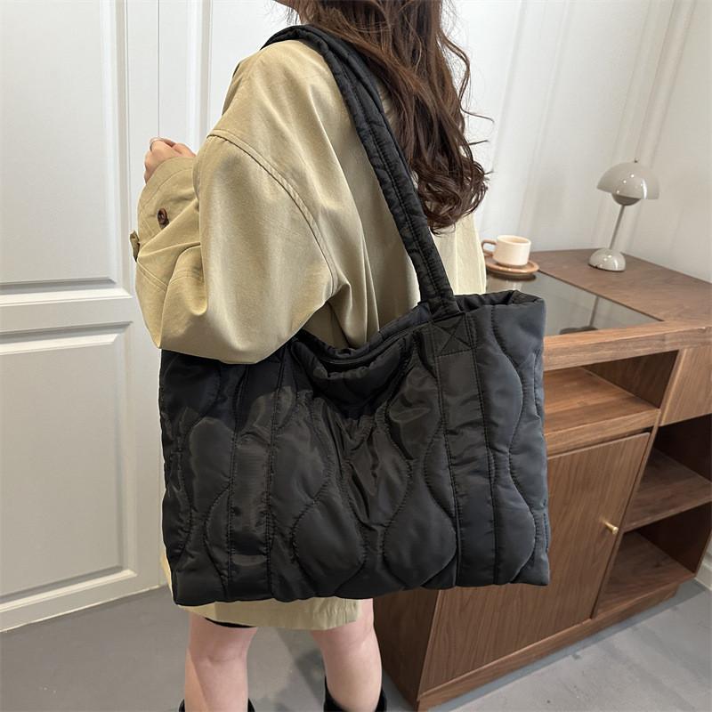 Borsa Tote Trapuntata Street Style da Donna Grande Capacità con Chiusura a Zip per Uso Quotidiano