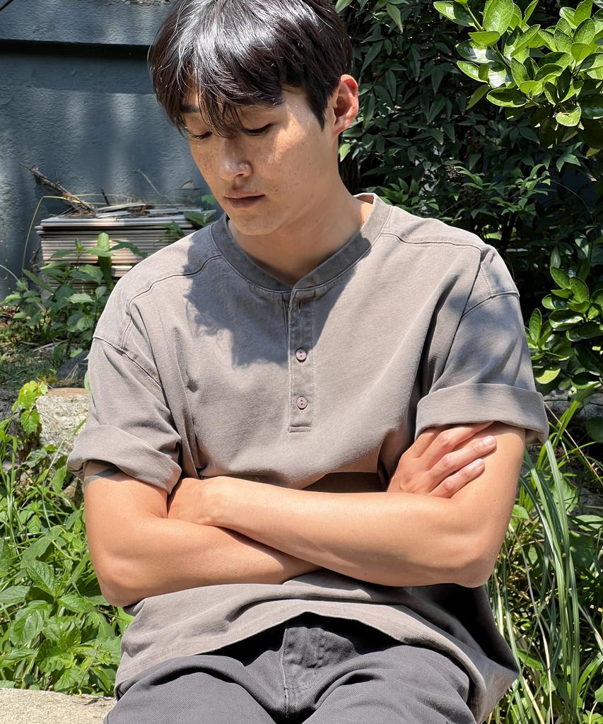 INDUST Pigment Washed Cut-Out Henley Neck Short Sleeve T-Shirt_Brown