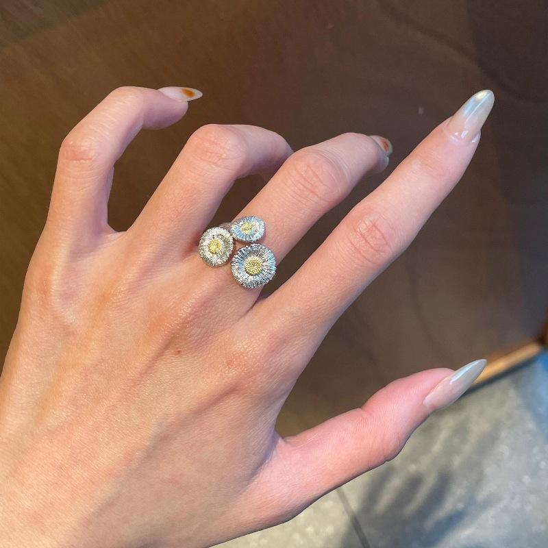 Light luxury retro brushed three daisy ring Couple style charm sun flower rings for women banquet Zircon gift