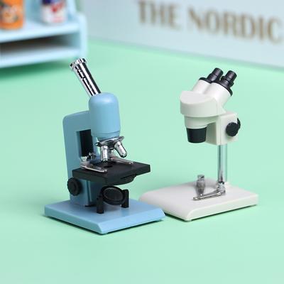 1:12 Miniaturní model mikroskopu pro domeček pro panenky Vybavení Dekorace laboratorní scény Hračka