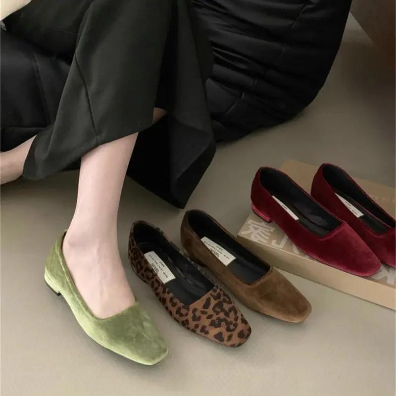 Fashion Retro Red Velvet Flat Shoes for Women 2025 New Spring and Autumn French Leopard Loafers Pattern Women Shoes Ladies