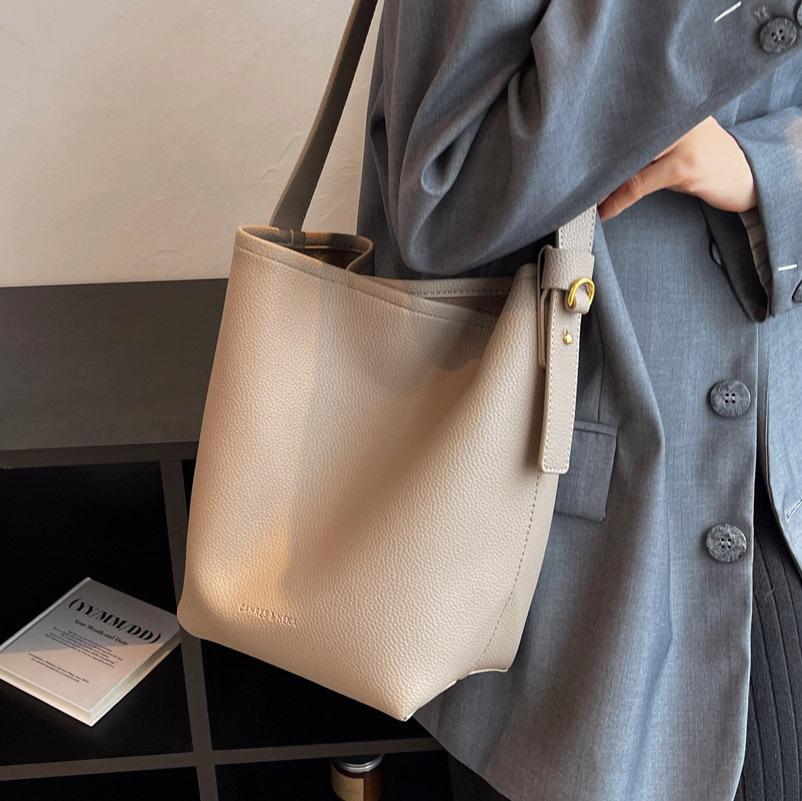 Popular Retro Small Bag 2025 New Women's Bag High-end Messenger Bag Niche Design Super Fire Bucket Bag