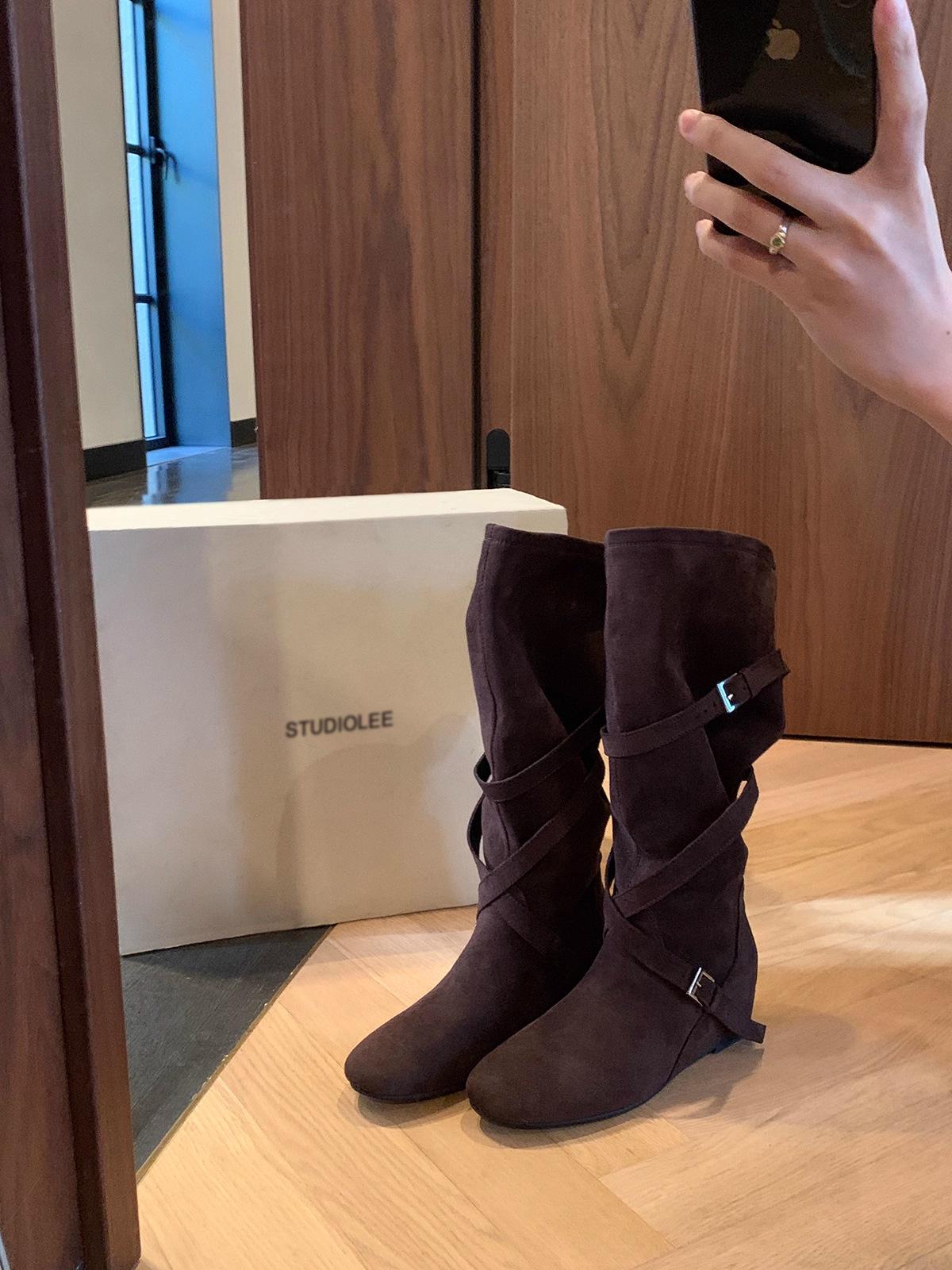 

Grape mother studiolee increased by 6cm~ Korean round head buckle with soft pleated thin high boots for women s autumn 40 темно-коричневого