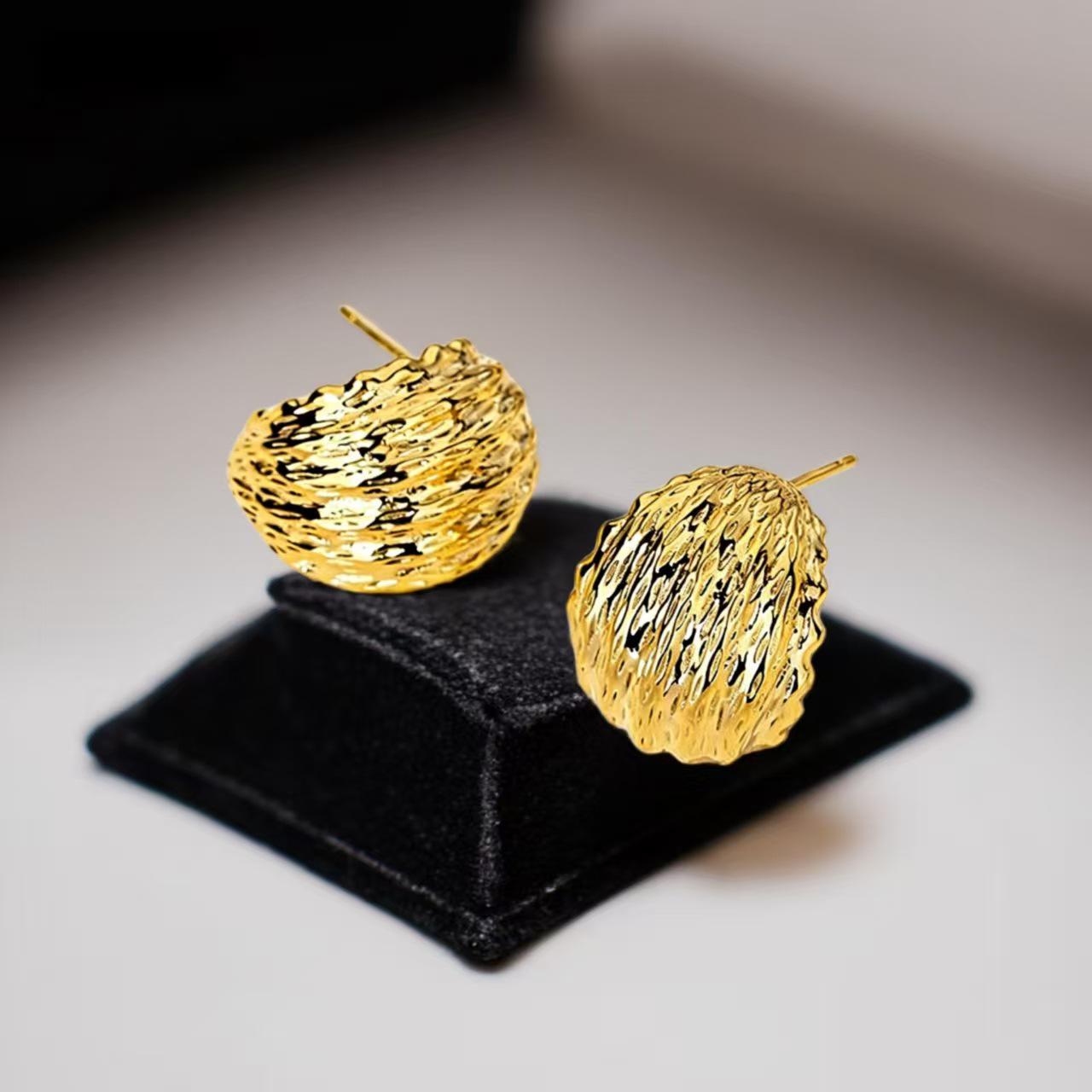 Pleated C-Shaped Stud Earrings: Light Luxury, Versatile, High-End Fashion Jewelry. золотой