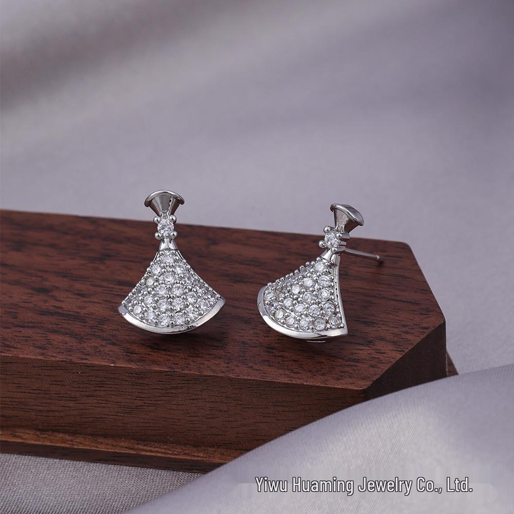 Elegantní náušnice ve tvaru vějíře s plným diamantovým přívěskem - Lehký luxus a všestranný design