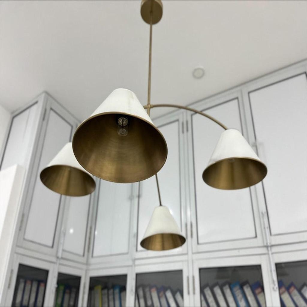 Candelabru Stilnova Sputnik cu 4 abajururi, din alamă brută de la mijlocul secolului, cu candelabre alb-gălbui