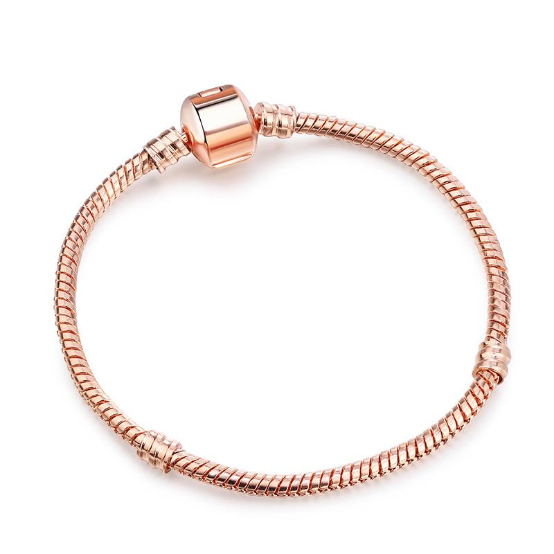 Eenvoudig zelf te maken slangenkettingarmband met Europese bedeltjes, een modieuze sieradenstijl voor dames, zoals die van Mary Poppins.
