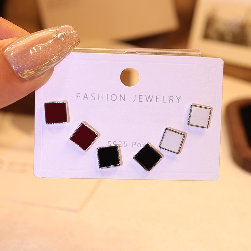 

Шикарные черные квадратные серьги-пусеты для женщин - Чистое серебро, Тренд 2024 года, Уникальный и универсальный дизайн.