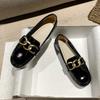 Modische koreanische glänzende Rindsleder-Slipper für Damen, luxuriöse Mokassins mit Metallkette, weiche Rindsleder-Ballerinas, Damen-Antirutsch-Pantoletten