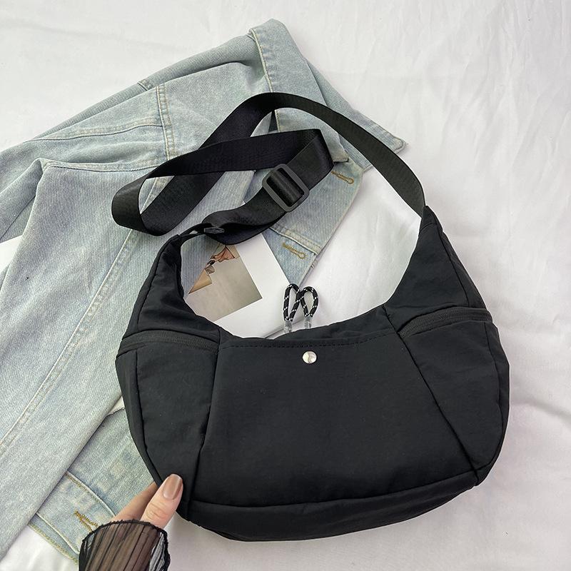 

Новая унисекс сумка через плечо 2025 большой вместимости спортивная фитнес сумка-багет под мышкой сумка-мессенджер для поездок на работу сумка-пельмень чёрный