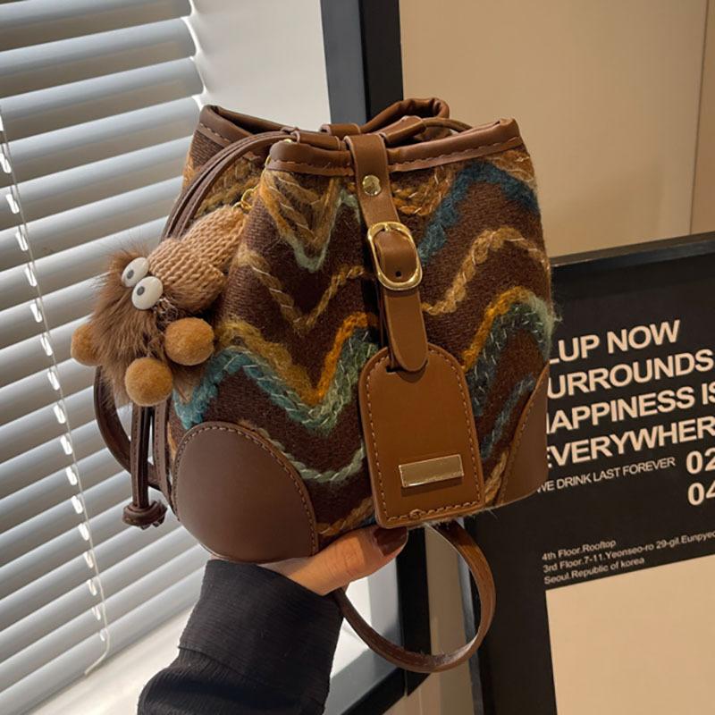 

Сумка-ведро в стиле вестерн, универсальная маленькая сумка на цепочке, женская новинка 2024 года, индивидуальная сумка через плечо из гофрированной шерсти