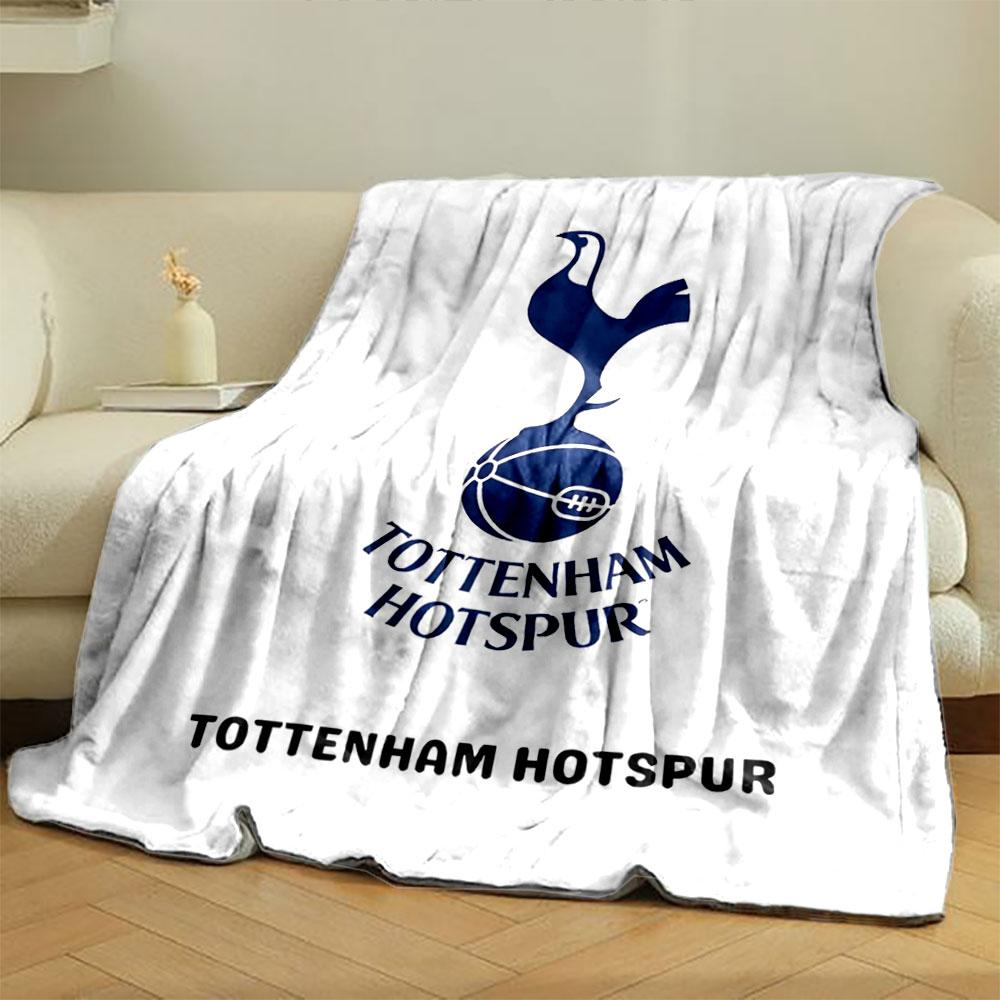 Ein Hahn steht auf einem Fußball über den Worten „Tottenham Hotspur“. Decke für alle Jahreszeiten Mittagspause Überwurf Geschenk