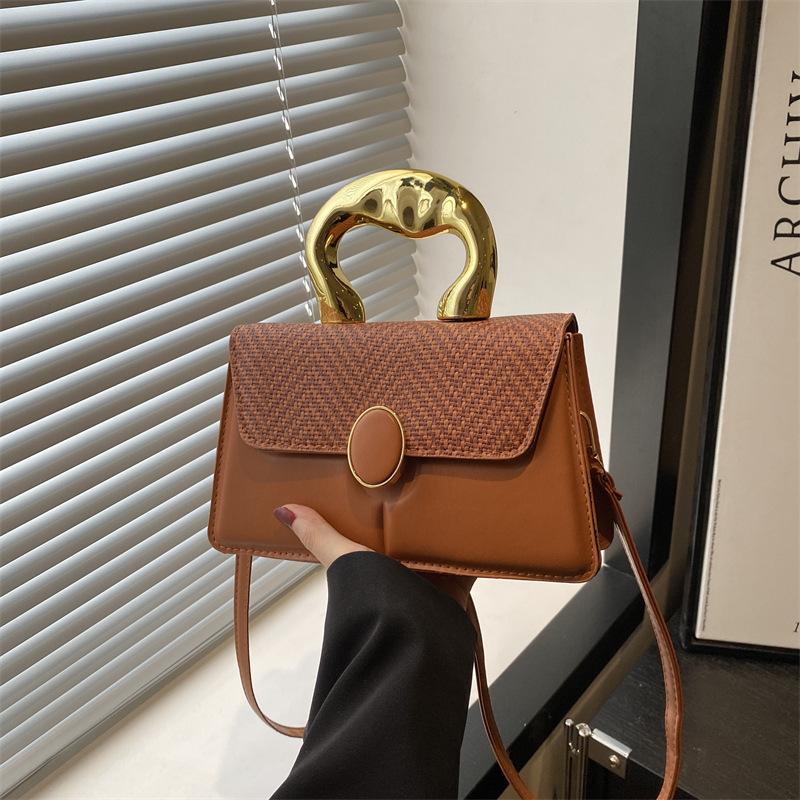 

2025 early spring new textured women s bag acrylic portable fashion mobile phone bag Xiaoxiangfeng single shoulder oblique span women s bag коричневый