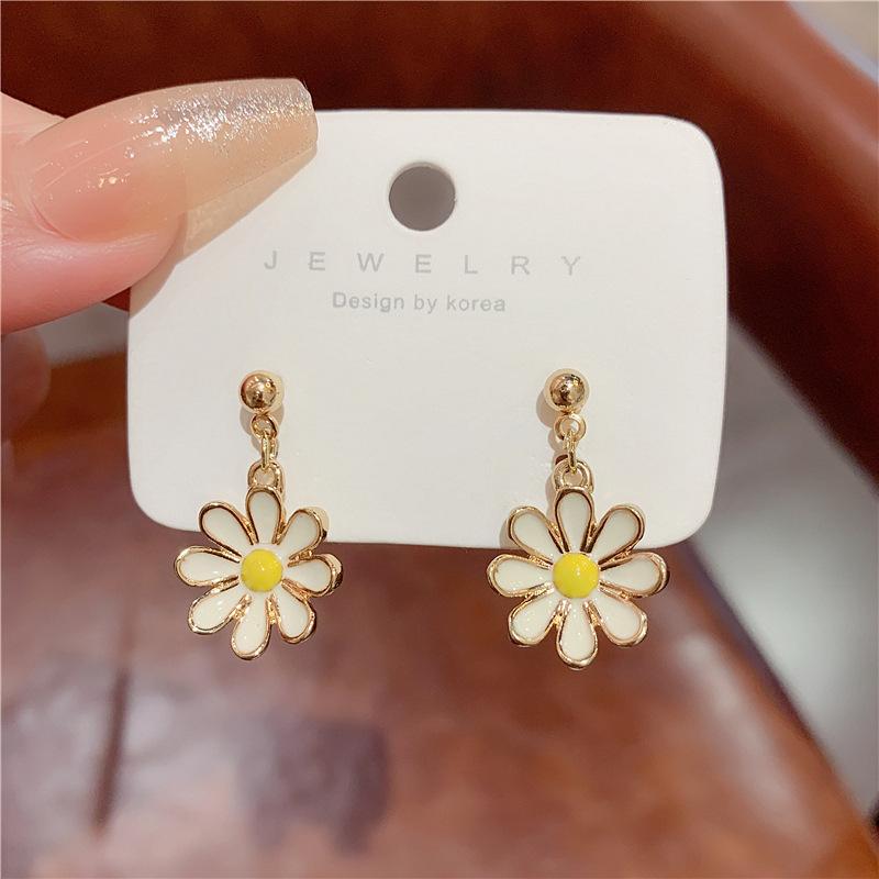 Small fresh silver needle small daisy flower stud earrings, creative personality temperament sweet earrings earrings