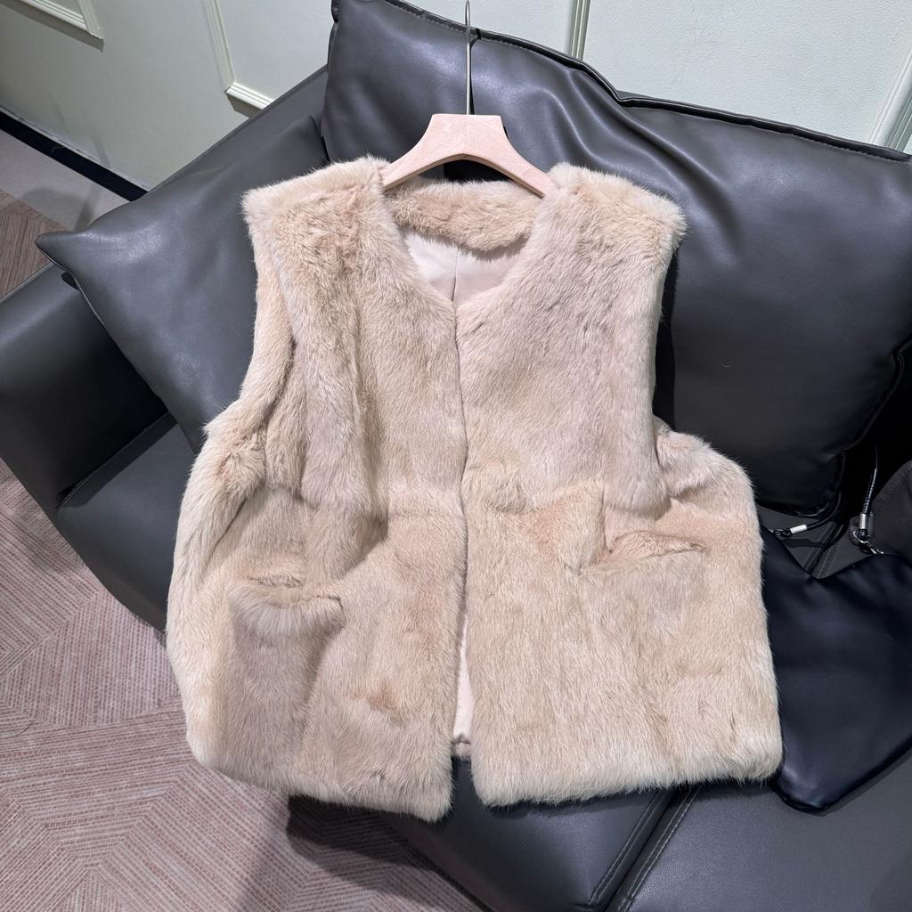 There are real shots of whole rabbit fur and fur integrated simple vest Haining fur real fur vest