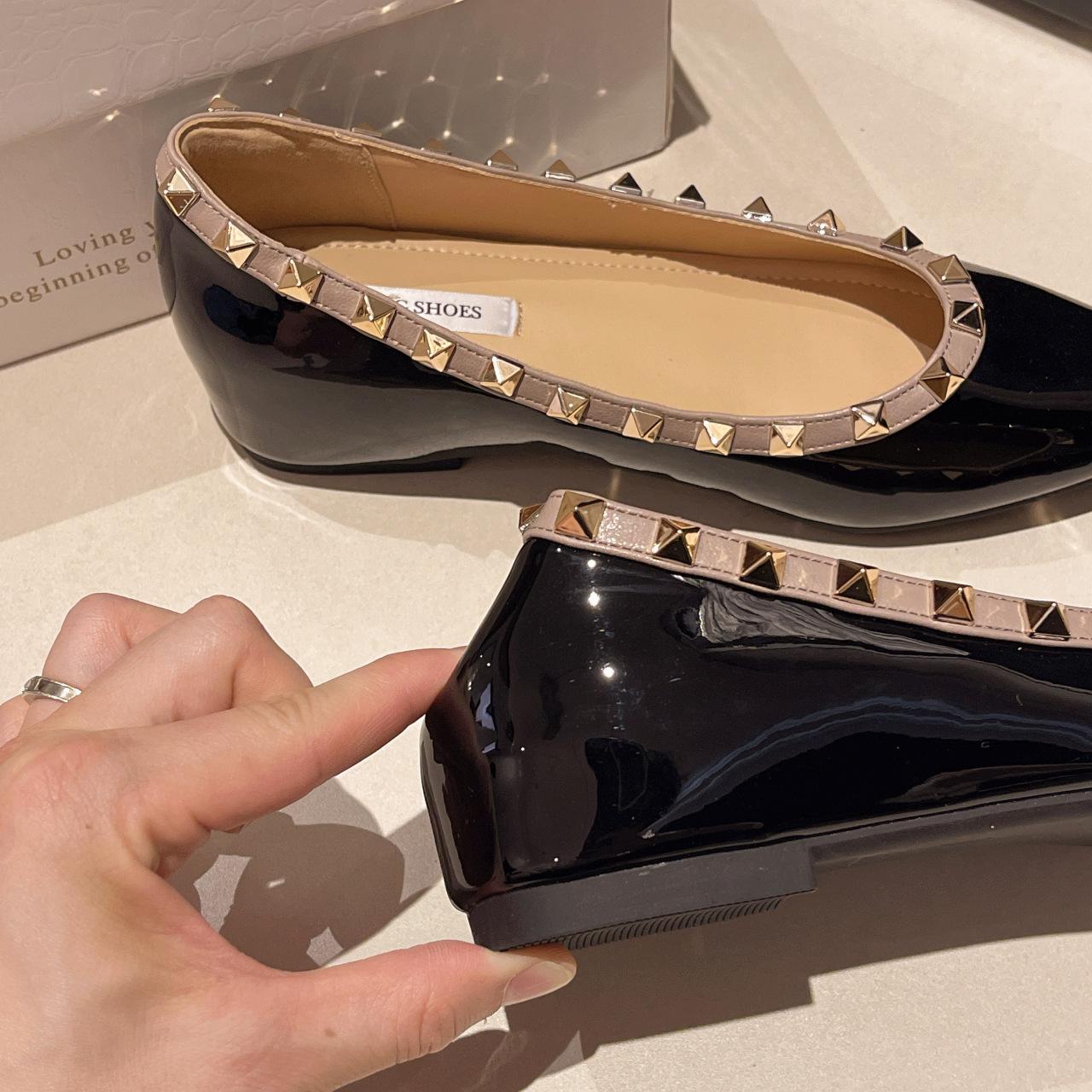 

2025 French pointed single shoes women s summer versatile shallow mouth flat bottom ladyshoes rivets gentle evening shoes large size women s shoes 38 чорний