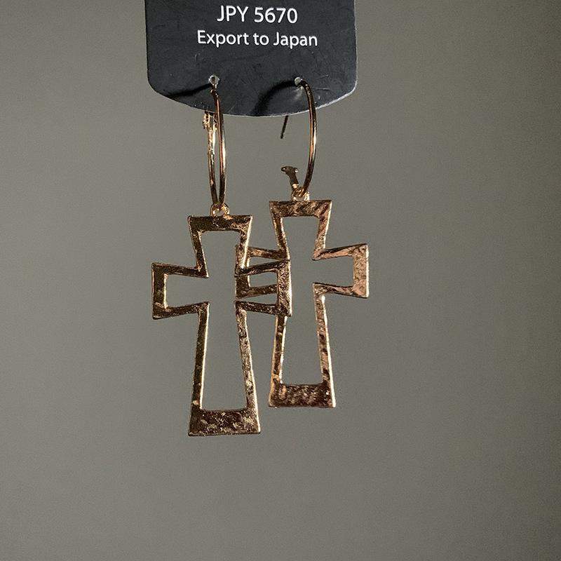 

Silver needle pleated hollow cross earrings European and American punk sweet cool hot girl earrings light luxury high-end earrings
