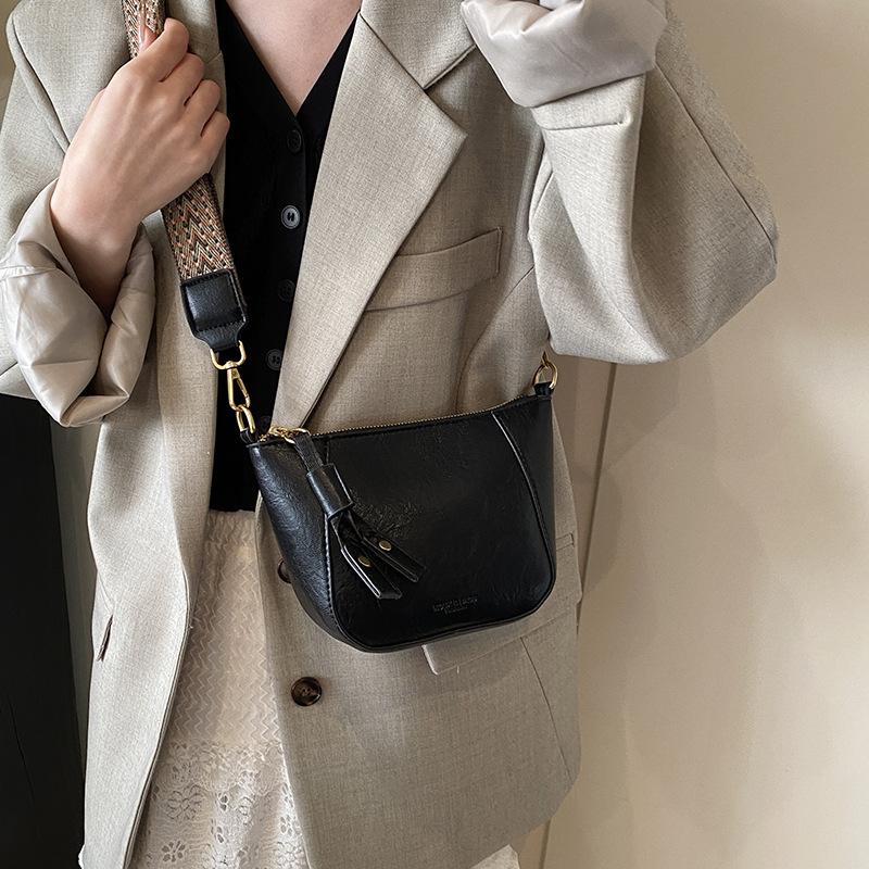 Popular new products niche retro style fashion wide shoulder straps women's casual versatile high sense simple solid color messenger bag