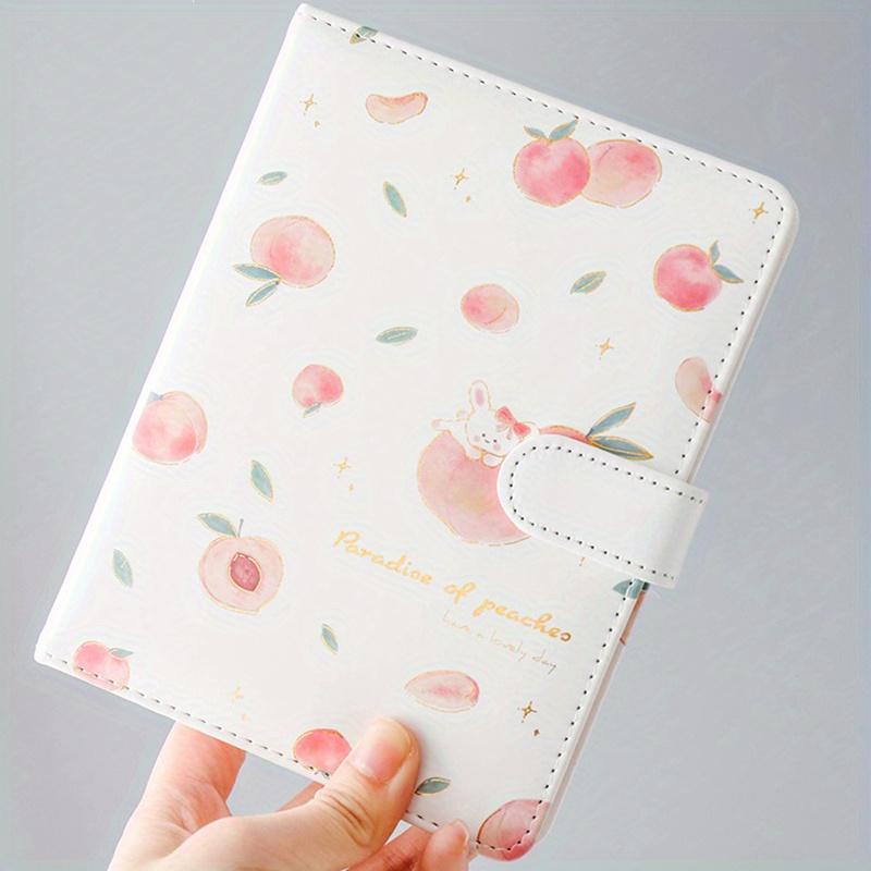 

1 лист блокнота персикового цвета. Это блокнот формата А5 с магнитной застежкой, который можно использовать как книгу, дневник, цветной журнал или дневник ученика. A5