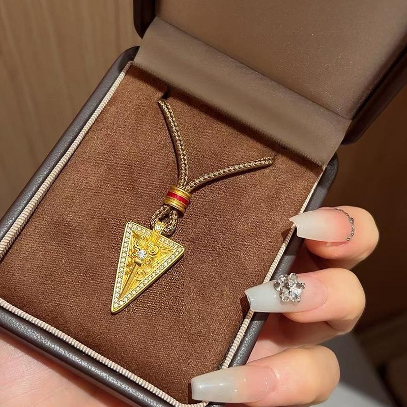 Antike Goldhandwerkskunst Geprägtes Dreieck Volldiamant Exquisites Halsketten-Schmuckstück Ethnischer Stil Glänzender Drachenanhänger Bankettschmuck