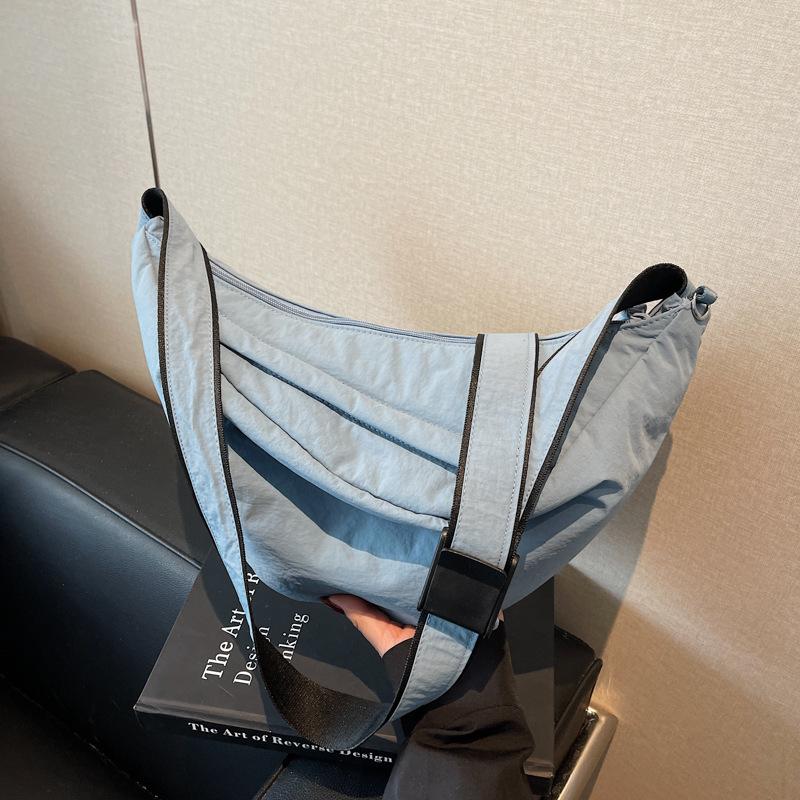 Large-capacity bag women's new casual shoulder messenger bag is now popular commuter dumpling bag