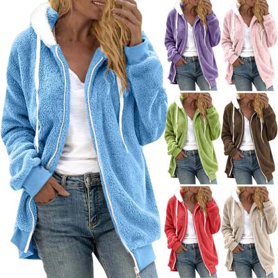 Lockere, große Damen-Plüschjacke mit mehrfarbigen Einsätzen und Kapuze und Reißverschluss