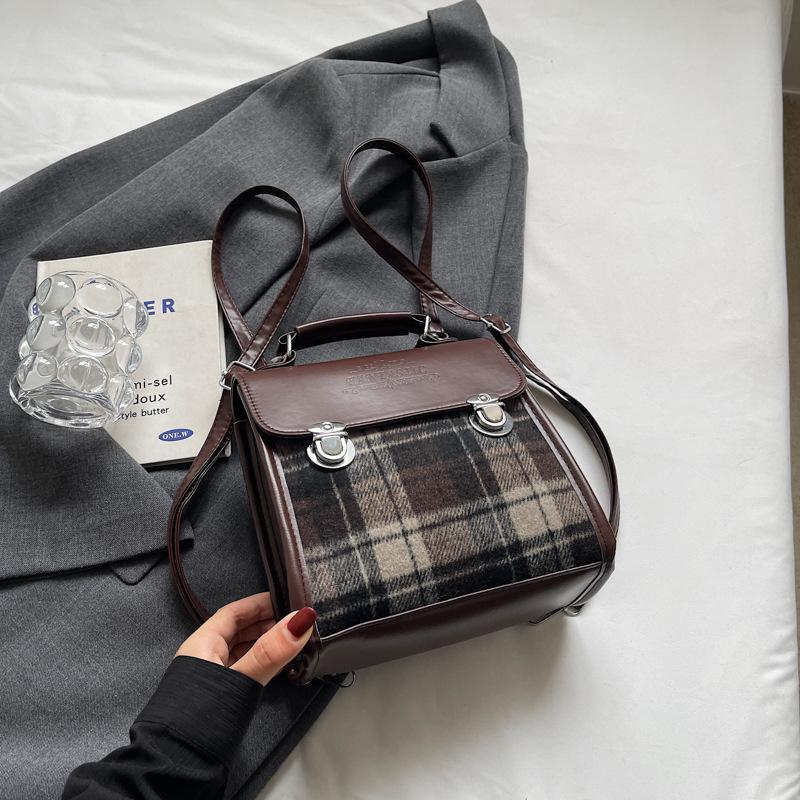 

Повседневный универсальный женский рюкзак в клетку 2025 осень и зима новый модный рюкзак контрастного цвета мини портативный школьный рюкзак чёрный