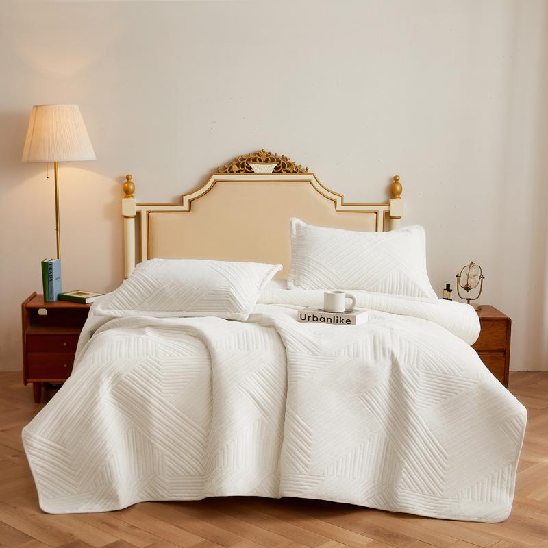 Luxury Velvet Quilt and Bedspread Set: Three-Piece High-End European Style with Multifunctional Bed Sheet and Blanket