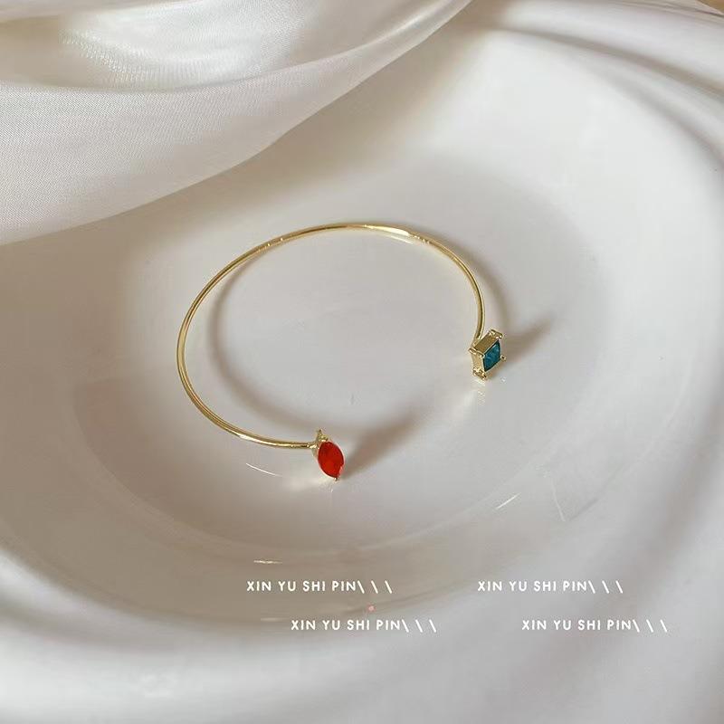 

Новый браслет-змейка в стиле спирит с бриллиантами-вспышками обладает чувством дизайна, нишевым темпераментом, простым, высокоценным и универсальным ретро-браслетом.