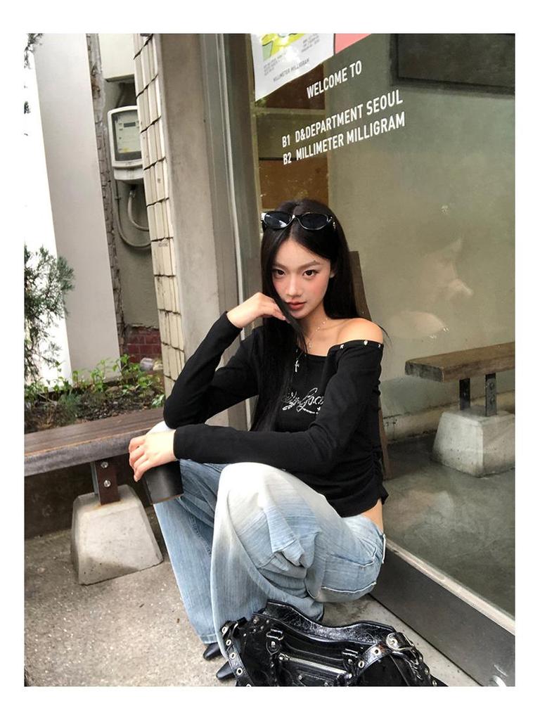 Chic Off-the-Shoulder Slim-Fit Black Long-Sleeve T-shirt for Women - Perfect for Early Autumn
