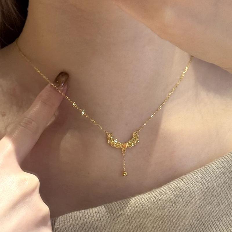 Inspiration design Glossy diamond studded crushed ice wings necklace heart-shaped tassel small golden ball collar chain