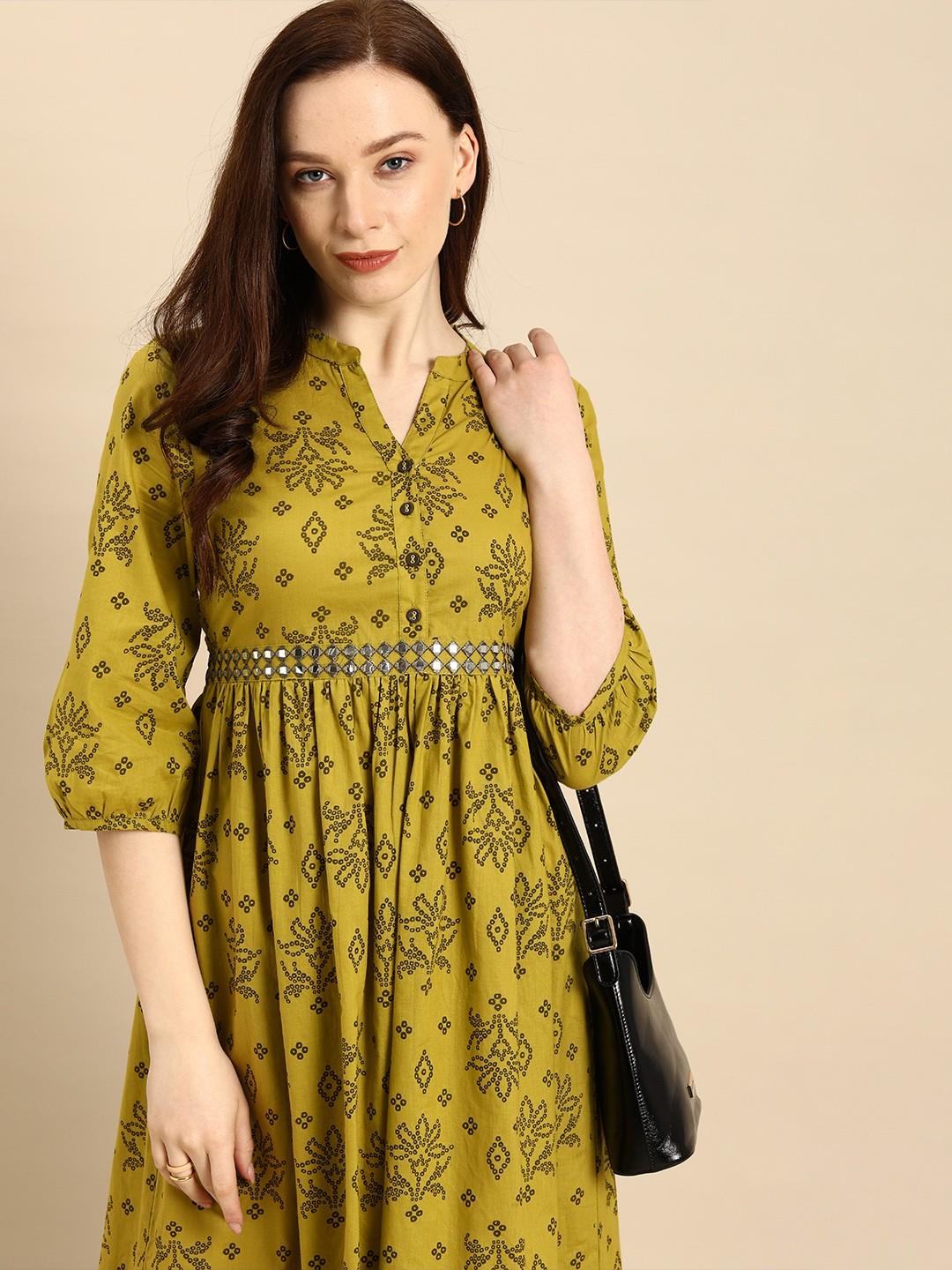 

Платье А-силуэта с принтом в зеленых этнических мотивах и цветочным принтом, облегающее и расклешенное в темно-синем и розовом цветах S зелёный