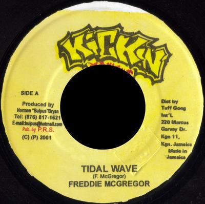 Disque 7 pouces FREDDIE MCGREGOR - Vague Déferlante AUCUN Kickin Producti 2001 Jamaïque Reggae, Ska & Dub Occasion