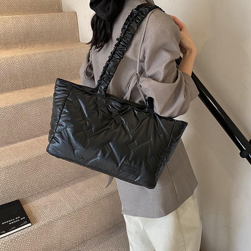 

Women s bag 2025 large capacity fashion glossy casual commuting shoulder tote bag handbag 46*12*24 чёрный